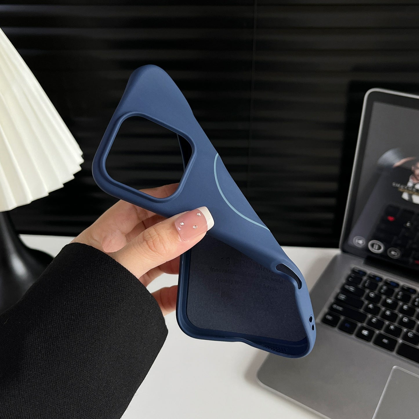 Magnetic Liquid Silicon Case for iPhone 14 - 13 6.1 Inch