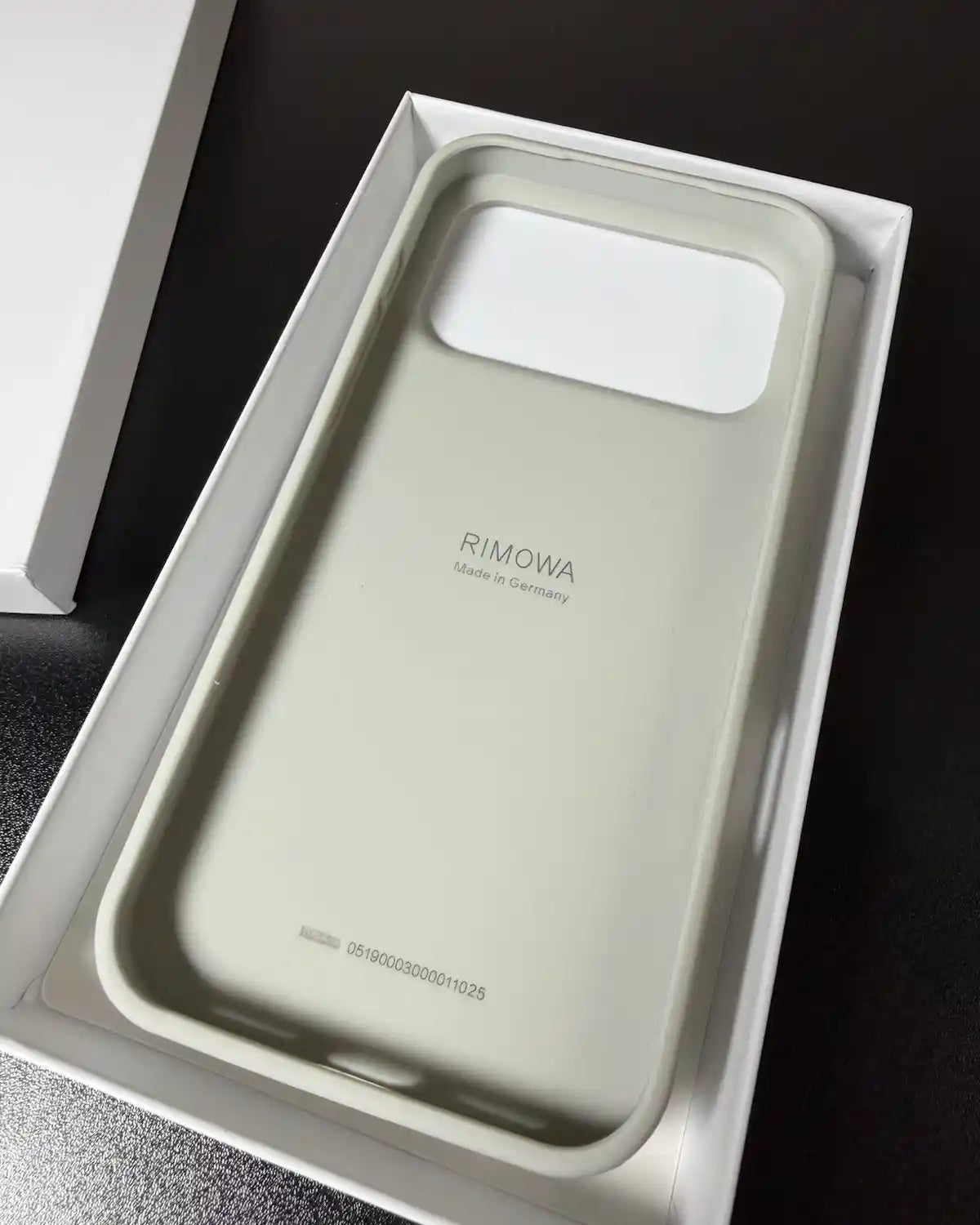 TecHub RIMOWA iPhone 17 Pro Max aluminium silicone case, slim protective cover in black with precise cutouts and matte finish.